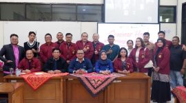 Foto bersama usai kegiatan debat konsentrasi antar mahasiswa dalam Program Pascasarjana Magister Hukum USM.
