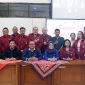 Foto bersama usai kegiatan debat konsentrasi antar mahasiswa dalam Program Pascasarjana Magister Hukum USM.