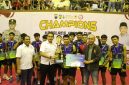Kapolres Jepara AKBP Erick Budi Santoso, saat memberikan tropi kepada pemenang turnamen Kejurkab Bola Voli Indoor Kapolres Cup 2025.