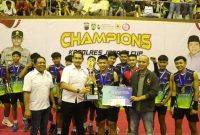 Kapolres Jepara AKBP Erick Budi Santoso, saat memberikan tropi kepada pemenang turnamen Kejurkab Bola Voli Indoor Kapolres Cup 2025.