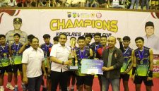 Kapolres Jepara AKBP Erick Budi Santoso, saat memberikan tropi kepada pemenang turnamen Kejurkab Bola Voli Indoor Kapolres Cup 2025.