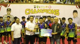 Kapolres Jepara AKBP Erick Budi Santoso, saat memberikan tropi kepada pemenang turnamen Kejurkab Bola Voli Indoor Kapolres Cup 2025.