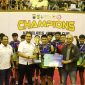Kapolres Jepara AKBP Erick Budi Santoso, saat memberikan tropi kepada pemenang turnamen Kejurkab Bola Voli Indoor Kapolres Cup 2025.