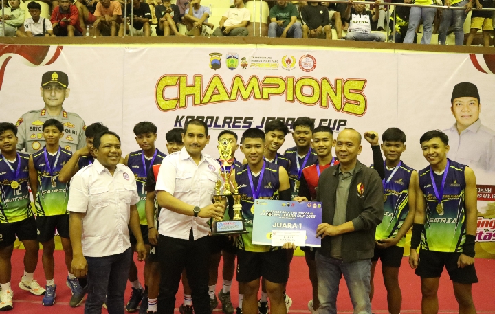 Kapolres Jepara AKBP Erick Budi Santoso, saat memberikan tropi kepada pemenang turnamen Kejurkab Bola Voli Indoor Kapolres Cup 2025.
