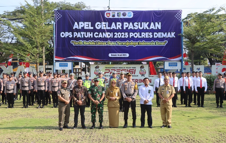Kapolres Demak AKBP Ari Cahya Nugraha, saat foto bersama jajaran Forkopimda usai upacara gelar operasi  patuh candi 2025