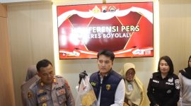 Polres Boyolali saat mengungkap kasus kekerasan terhadap anak. Nampak Kasat Reskrim AKP Joko Purwadi pimpin konferensi pers.