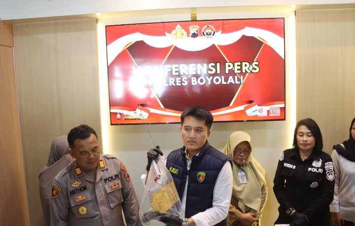 Polres Boyolali saat mengungkap kasus kekerasan terhadap anak. Nampak Kasat Reskrim AKP Joko Purwadi pimpin konferensi pers.