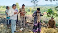 Foto: Suasana pemakaman janin yang diduga meninggal karena keguguran.