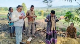 Foto: Suasana pemakaman janin yang diduga meninggal karena keguguran.