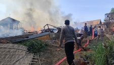 Petugas kepolisian saat cek lokasi kebakaran.