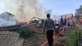 Petugas kepolisian saat cek lokasi kebakaran.