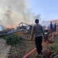 Petugas kepolisian saat cek lokasi kebakaran.