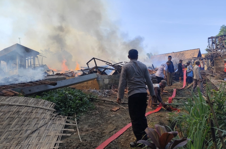 Petugas kepolisian saat cek lokasi kebakaran.