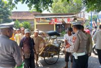 Petugas Polres Demak saat sosialisasi dengan pengayuh becak.