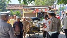 Petugas Polres Demak saat sosialisasi dengan pengayuh becak.