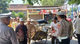 Petugas Polres Demak saat sosialisasi dengan pengayuh becak.