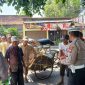 Petugas Polres Demak saat sosialisasi dengan pengayuh becak.