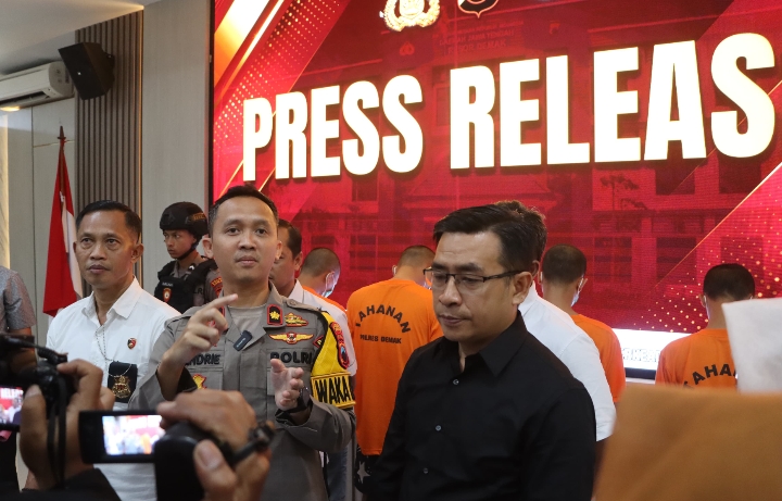 Polres Demak saat ungkap 3 kasus penyalahgunaan narkotika. Barang bukti sabu-sabu seberat 10,97 gram disita.