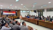 Puluhan personel Polres Jepara, saat mengikuti kegiatan pelatihan public speaking di aula Mapolres setempat, pada Kamis (17/7/2025).