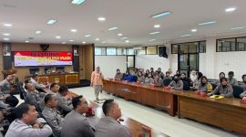 Puluhan personel Polres Jepara, saat mengikuti kegiatan pelatihan public speaking di aula Mapolres setempat, pada Kamis (17/7/2025).