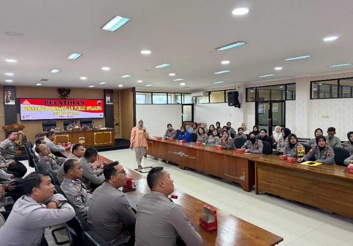 Puluhan personel Polres Jepara, saat mengikuti kegiatan pelatihan public speaking di aula Mapolres setempat, pada Kamis (17/7/2025).
