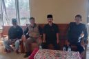 Pegawai Perhutani KPH Telawa saat berada di kantor desa Bojong.