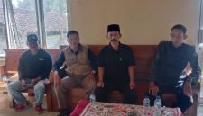 Pegawai Perhutani KPH Telawa saat berada di kantor desa Bojong.