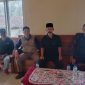 Pegawai Perhutani KPH Telawa saat berada di kantor desa Bojong.
