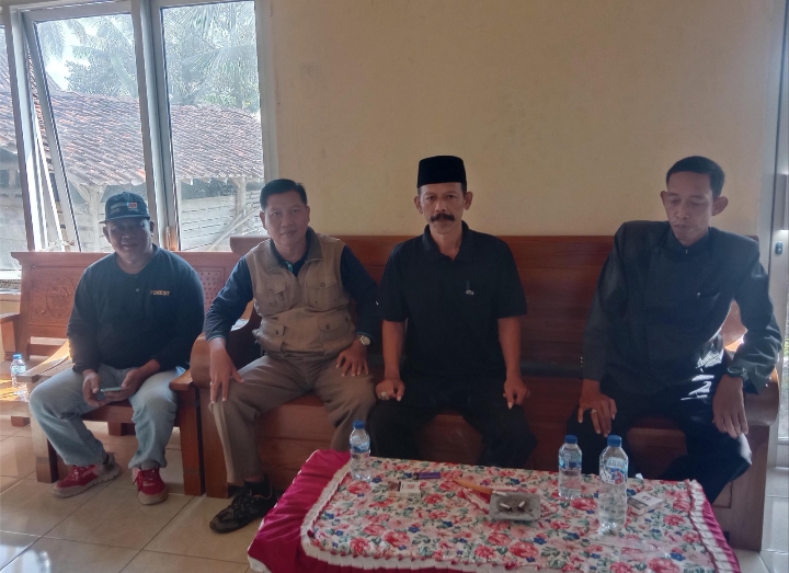 Pegawai Perhutani KPH Telawa saat berada di kantor desa Bojong.