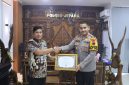 Kepala Kantor Pelayanan Perbendaharaan Negara (KPPN) Kudus Eko Wahyu Budi Utomo, saat memberikan piagam penghargaan kepada Kapolres Jepara AKBP Erick Budi Santoso di Mapolres Jepara, pada Jumat (18/7/2025).