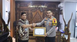 Kepala Kantor Pelayanan Perbendaharaan Negara (KPPN) Kudus Eko Wahyu Budi Utomo, saat memberikan piagam penghargaan kepada Kapolres Jepara AKBP Erick Budi Santoso di Mapolres Jepara, pada Jumat (18/7/2025).