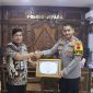 Kepala Kantor Pelayanan Perbendaharaan Negara (KPPN) Kudus Eko Wahyu Budi Utomo, saat memberikan piagam penghargaan kepada Kapolres Jepara AKBP Erick Budi Santoso di Mapolres Jepara, pada Jumat (18/7/2025).