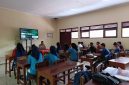 Petugas Polres Jepara, saat memberikan edukasi tertib berlalu lintas hingga bahaya kenakalan remaja.