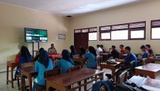 Petugas Polres Jepara, saat memberikan edukasi tertib berlalu lintas hingga bahaya kenakalan remaja.