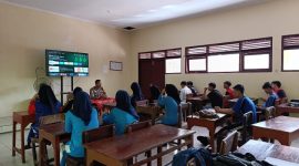 Petugas Polres Jepara, saat memberikan edukasi tertib berlalu lintas hingga bahaya kenakalan remaja.