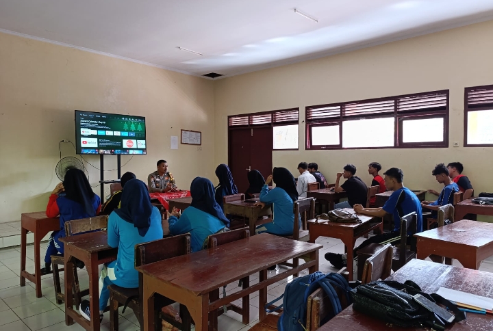 Petugas Polres Jepara, saat memberikan edukasi tertib berlalu lintas hingga bahaya kenakalan remaja.