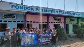 Satlantas Polres Demak saat mengunjungi Pondok Pesantren Tazzaka, Desa Katonsari, Kecamatan Demak.