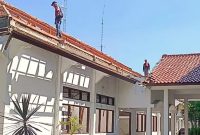 Nampak para pekerja bangunan sedang membongkar gedung Riptaloka untuk direnovasi.