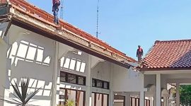 Nampak para pekerja bangunan sedang membongkar gedung Riptaloka untuk direnovasi.
