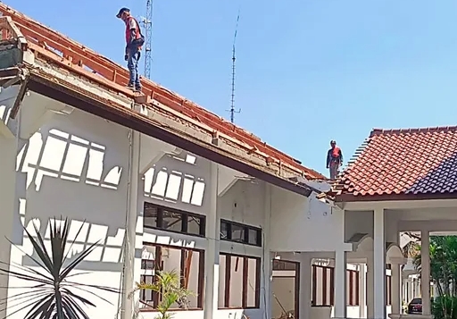 Nampak para pekerja bangunan sedang membongkar gedung Riptaloka untuk direnovasi.