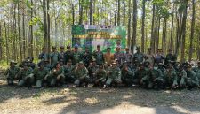 Para peserta apel siaga saat foto bersama usai kegiatan.