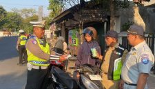 Anggota Satlantas Polres Jepara saat memberikan hadiah kepada pengendara yang tertib berlalu lintas.