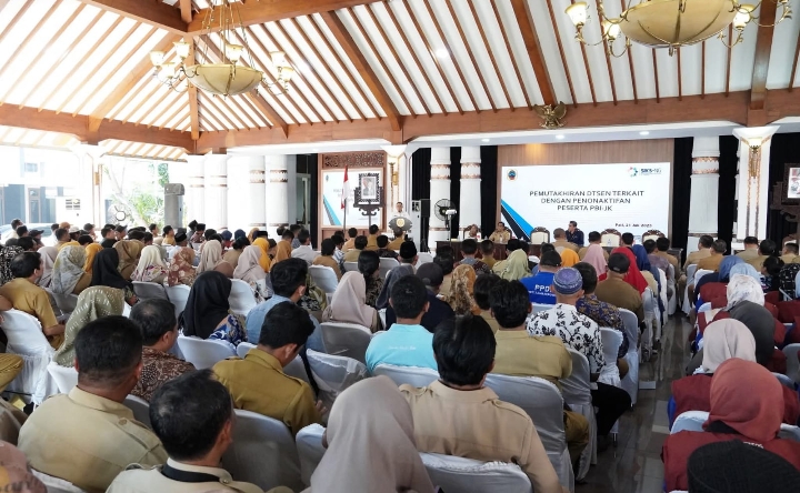 Kegiatan pemutakhiran DTKS dan DTSEN terkait penonaktifan peserta Penerima Bantuan Iuran Jaminan Kesehatan (PBI-JK). Senin (21/7/2025) sore.
