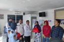 Kepala Lapas,Suprihadi, saat memberikan paket sembako kepada keluarga WBP.