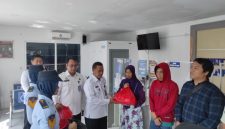 Kepala Lapas,Suprihadi, saat memberikan paket sembako kepada keluarga WBP.