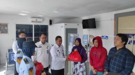 Kepala Lapas,Suprihadi, saat memberikan paket sembako kepada keluarga WBP.
