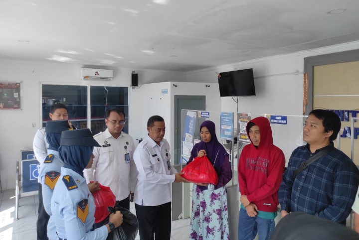 Kepala Lapas,Suprihadi, saat memberikan paket sembako kepada keluarga WBP.