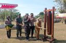 Wakil Bupati Blora Sri Setyorini saat pukul kentongan, tanda TMMD Sengkuyung Tahap III Tahun 2025 resmi dibuka. Nampak didampingi Kapolres Blora AKBP Wawan Andi Susanto, dan Dandim Blora Letkol Inf Agung Cahyono.