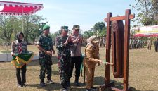 Wakil Bupati Blora Sri Setyorini saat pukul kentongan, tanda TMMD Sengkuyung Tahap III Tahun 2025 resmi dibuka. Nampak didampingi Kapolres Blora AKBP Wawan Andi Susanto, dan Dandim Blora Letkol Inf Agung Cahyono.