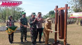 Wakil Bupati Blora Sri Setyorini saat pukul kentongan, tanda TMMD Sengkuyung Tahap III Tahun 2025 resmi dibuka. Nampak didampingi Kapolres Blora AKBP Wawan Andi Susanto, dan Dandim Blora Letkol Inf Agung Cahyono.